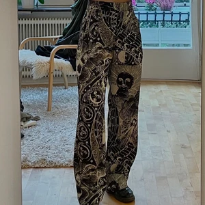 Weekday byxor med mönster  - Är i storlek 34 men passar mig som brukar ha storlek 38