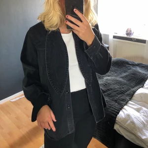 Jeansjacka - Unik jeansjacka från Carin Wester! Går att ha banden i halsen öppet eller som en knut. Mycket sparsamt använd🌸🌸