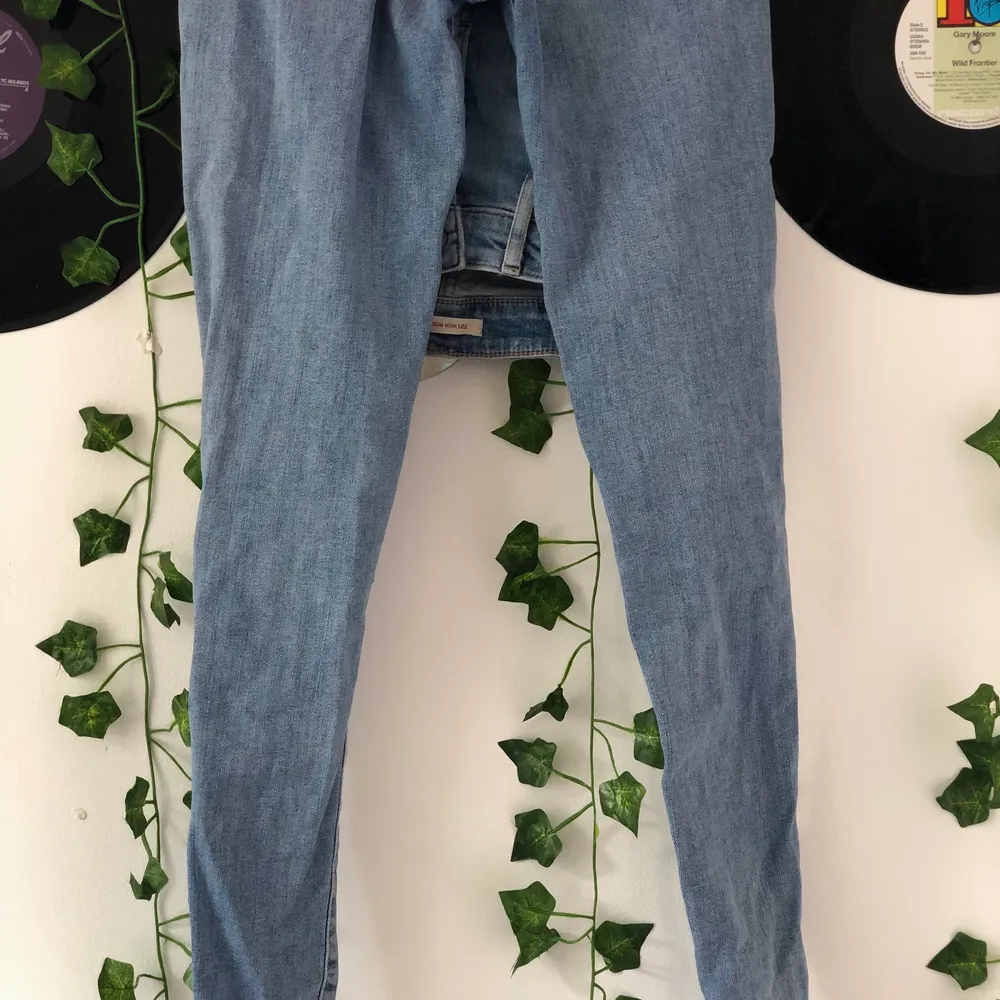 Säljer dessa Levis jeans då de inte kommer till användning <3 knappt använda! Nypriset var ca 800kr!! Priset sänks vid snabb affär <3. Jeans & Byxor.