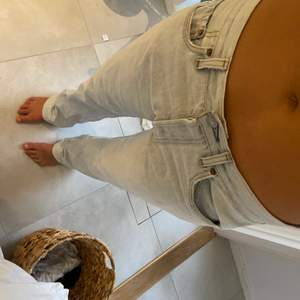 Säljer världens finaste lågmidjade levis jeans i storlek 38 som sitter snyggt oversize!  Köpta på humana❣️❣️❣️💕💕💕💕❤️❤️ skriv privat för mer frågor! Köp direkt för 600kr, annars budgivning! Frakt ingår inte❣️ jag är 177 och de går hela vägen till marken!