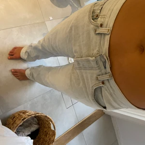 low waist levis jeans - Säljer världens finaste lågmidjade levis jeans i storlek 38 som sitter snyggt oversize!  Köpta på humana❣️❣️❣️💕💕💕💕❤️❤️ skriv privat för mer frågor! Köp direkt för 600kr, annars budgivning! Frakt ingår inte❣️ jag är 177 och de går hela vägen till marken!
