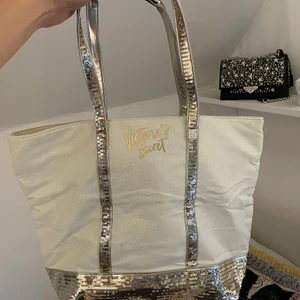 Handväska - Handväska från Victoria’s secret. Aldrig använd så fint skick!