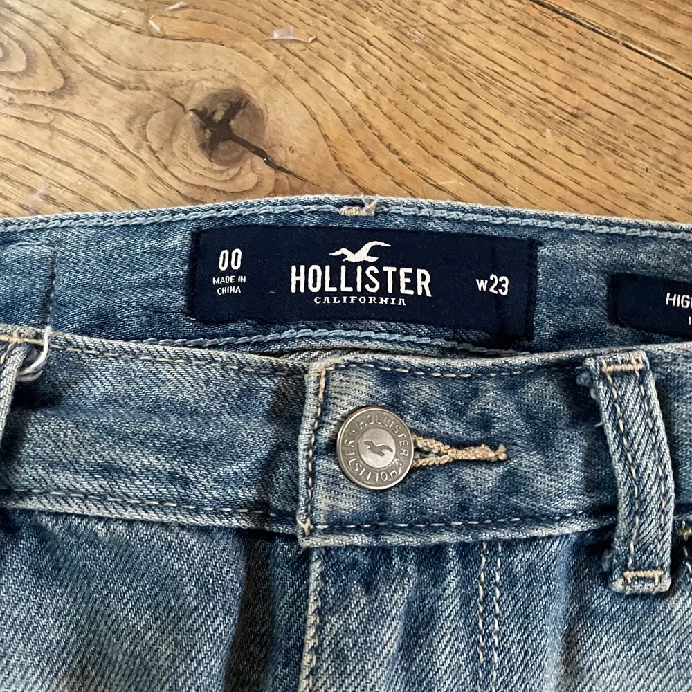 Jeanskjol från Hollister i tvättat/slitet blått. Storlek 00. 119kr inklusive frakt!. Kjolar.