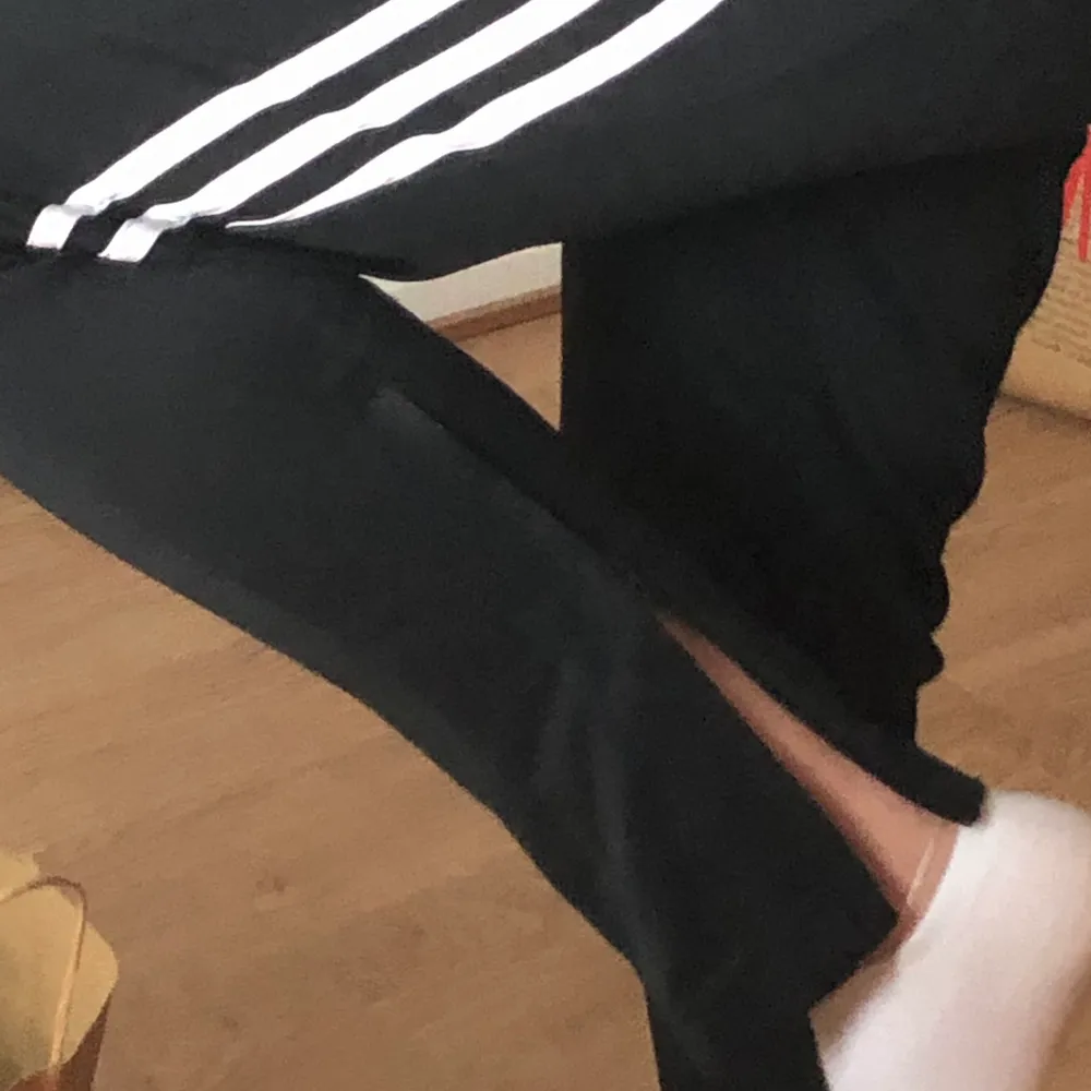 Adidas byxor med dragkedja vid vaden’ använda ett par gånger men är som nya. . Jeans & Byxor.