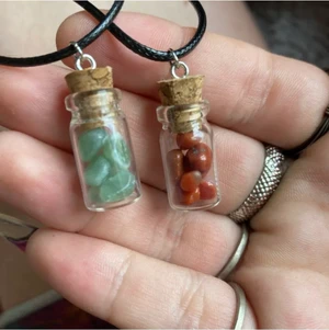 Halsband - Nu har jag fått in fler stenar till halsbanden så de stenarna som funnits förut finns igen, jag vet tyvärr inte vad alla heter men jag kan skicka en närmare bild i ”dm” om någon vill :) halsbanden kostar 40kr plus frakt ☺️