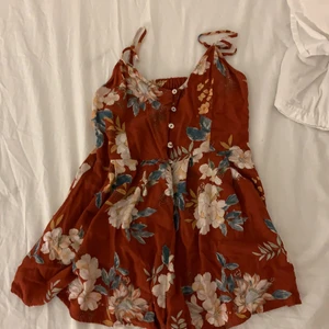 Byxdress - Blommig playsuit. Knappt använd. Xs