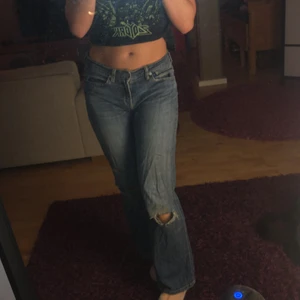 Oldschool Levis Bootcut Jeans - Supersnygga och trendiga jeans från Levis. Lågmidjade och med slitningar på knäna och rumpan. Köpta på secondhand och ganska slitna som det syns på sista bilden:)