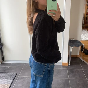 Stickad tröja - En snygg svart stickad tröja med ett coolt hål som detalj på ryggen ❤️ den är ganska stor i storleken så skulle säga att den mer motsvarar en oversized S.