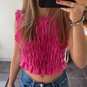 Zara topp - Säljer en slutsåld Zara topp som är sparsamt använd och i bra skick 💞 strl M men skulle säga att det mer är av en S.