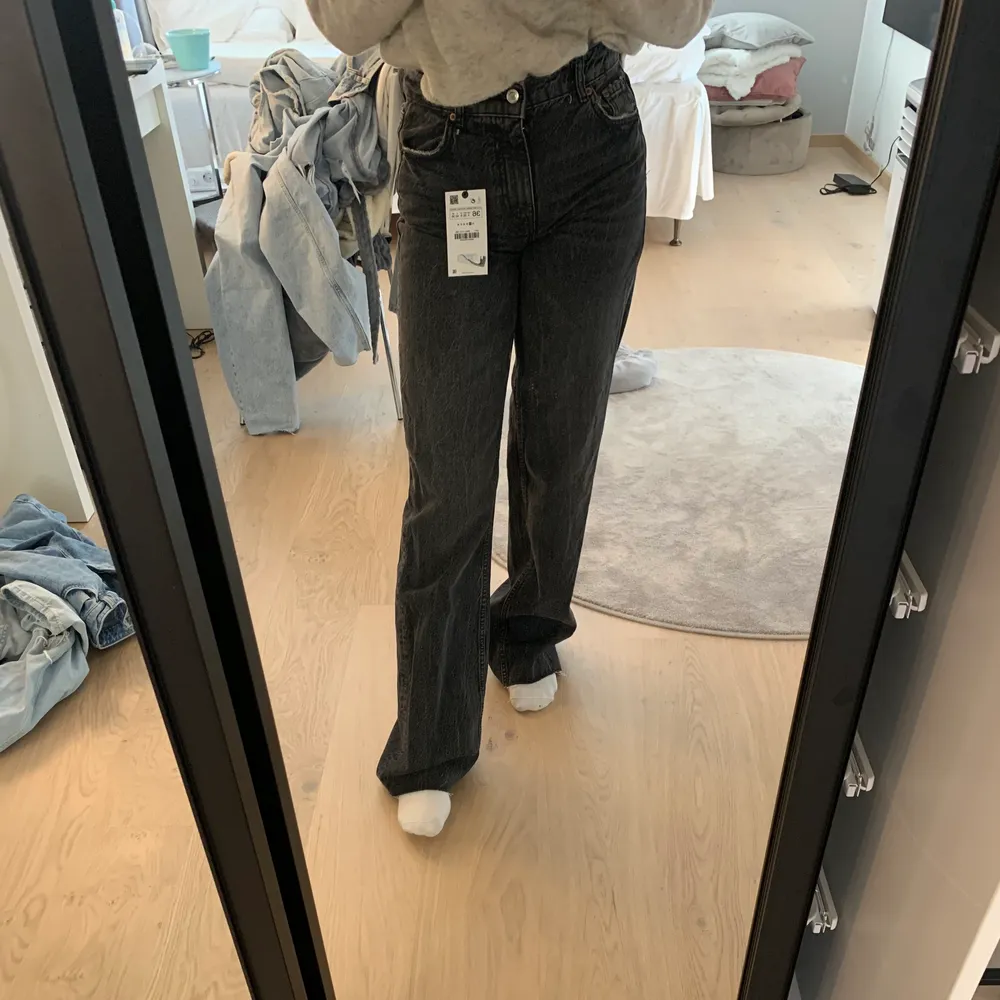 Säljer dessa helt oanvända populära zara jeans lappen är fortfarande kvar. Säljer pågrund av att dem är för stora för mig. Nypris var 399 kr. . Jeans & Byxor.