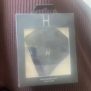 Linda Hallberg powder puff - Säljer en oöppnad powder puff från Linda Hallberg cosmetics då jag redan äger en likadan och inte behöver två. Älskar att pressa in löspuder med denna och slinker blir superfint. 60kr inklusive frakt. 