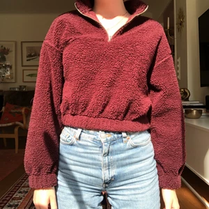 Tjocktröja  - Vinröd tjocktröja med dragkedja från Gina Tricot ❤️fluffigt material