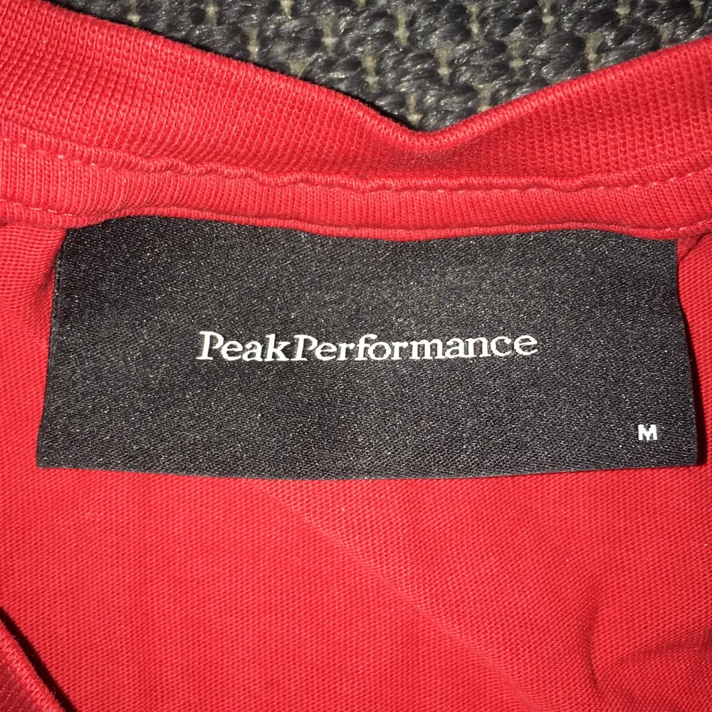 Röd T-shirt från peak performance. Skick- bra. Strl M men liten i den strl    Pris-90. T-shirts.
