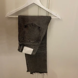 Gråa zara jeans - Säljer dessa superfina jeans från zara i toppen skick. Säljer då dem är för små för mig. 