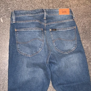 Blåa Lee jeans W36 L33 - Jättefina blåa Lee jeans med hål i🥰💘