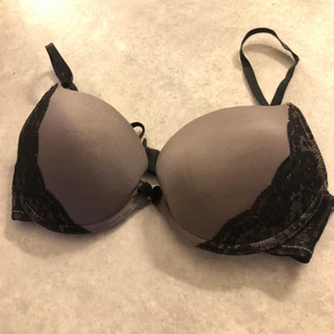 BH  - Bh som är använd väldigt lite🤍 storlek 75C🤍 lite Pushup🤍frakt tillkommer🤍(fraktkostnaden kan ändras)