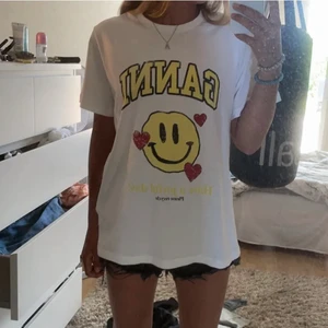 Ganni t-shirt  - 💕Lånad bild på första💕 Har äntligen bestämt mig för att sälja vidare min Ganni tröja i storlek S. Så fin och går att matcha till nästan vad som helst!