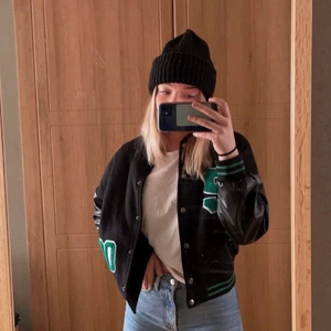 Svart varsity jacka - Svart varsity jacka med gröna detaljer från shein. Aldrig använd, endast testad på bilderna! Storlek M! 150kr + frakt!