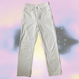 Weekday vita ROWE jeans - Jeans från Weekday i modellen Rowe (raka, hög midja) i nytt skick
