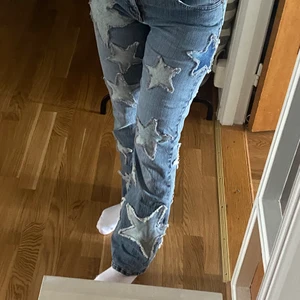 Snygga jeans - !LÄGGS UT IGEN PGA OSERIÖS KÖPARE! Kollar intresset på dessa vintage jeans med stjärnor, köpta på second hand o sytt på stjärnorna själv. Strl 38 men jag är 36/34 så passar de storlekarna också, köpare står för frakt🌸 FÖRST TILL KVARN