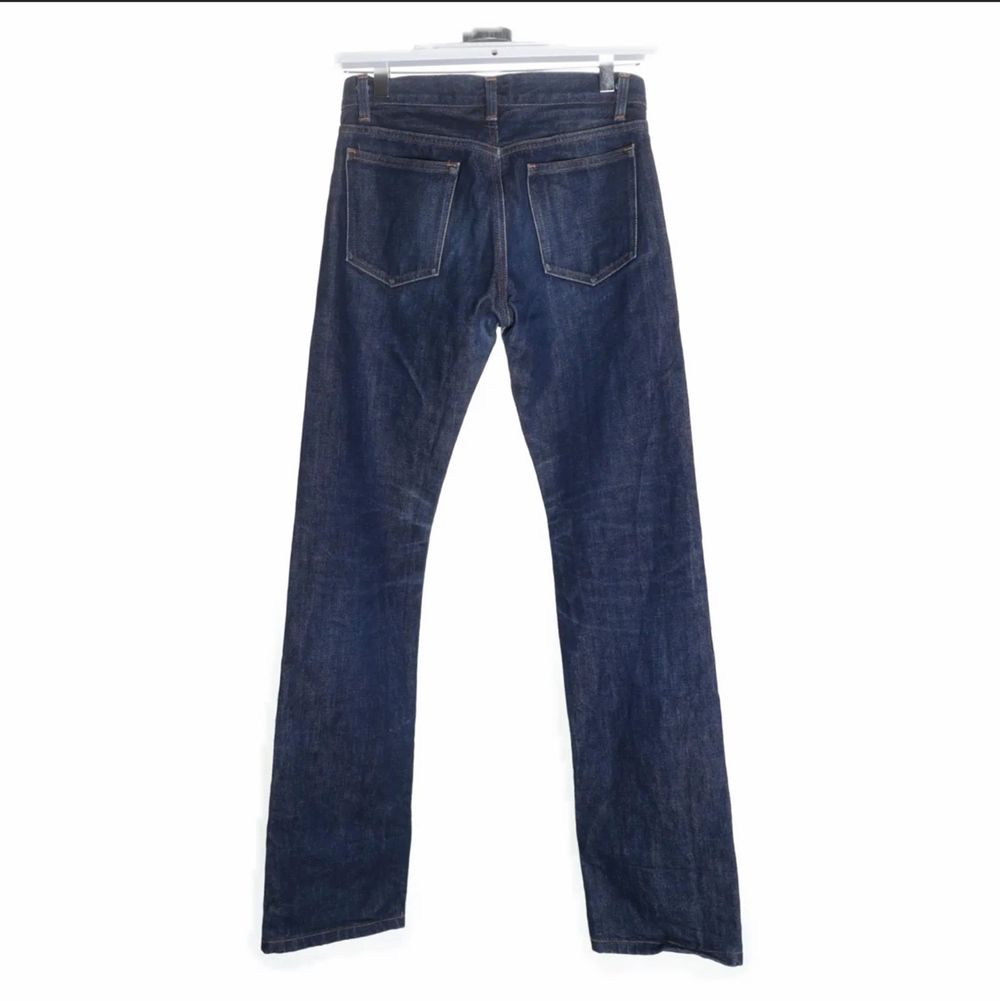 Säljer dessa superfina jeansen, de är rak passform och lågmidjade. Köpta secondhand men i superbra skick! Säljer pga försmå. Bra längd på mig som är 165:). Jeans & Byxor.