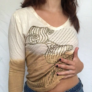 Earthtone tiedye tröja - Earthtone tiedyetröja med massa paljetter och pärlor. Passar till allt! Perfekt nu för din höstgarderob. Visas på en s. Köpare står för 48kr frakt. Gott defetfritt skick. 