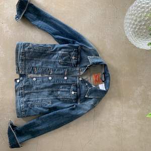 En jeansjacka från Levi’s i bra skick. Kan användas till mycket och är as najs att ha till hösten! 