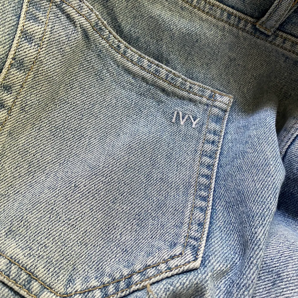 Säljer dessa supersnygga jeans för IVY då de har blivit för stora för mig. Mycket lite använda, typ 3 ggr. Helt slutsålda, nypris 1499. 💙👖💙. Jeans & Byxor.