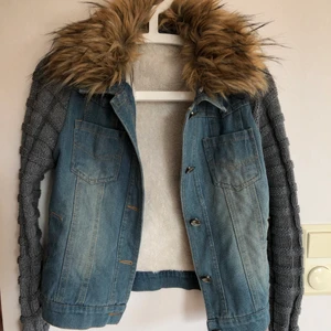 Jeansjacka storlek M - Cool jeansjacka med stickade ärmar i grått och fakepäls i kragen! Är liten i storlek och passar en S bättre. Jättemjukt innertyg och är perfekt nu i höst! Aldrig använd