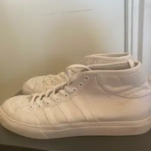 Klassiska vita sneakers från Adidas.                                 Sparsamt använda, men fått lite smuts på högerhäl.      Storlek: 44 2/3 så funkar för 45. UK-storlek:10