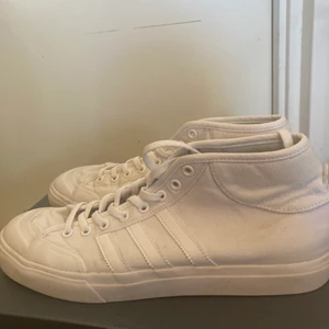 Adidas Skateboarding-sneakers - Klassiska vita sneakers från Adidas.                                 Sparsamt använda, men fått lite smuts på högerhäl.      Storlek: 44 2/3 så funkar för 45. UK-storlek:10