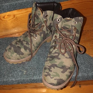 Skitsnygga kängor - Skitsnygga nya kängor, endast testade! Perfekta höst/vår skor, inte fodrade så går såklart på sommaren med men sååå snygga till hösten & våren. Dem kommer aldrig till användning så därför säljer jag dem. Som sagt, testade ute inte ens en dag, så dem är i nyskick! 🥳