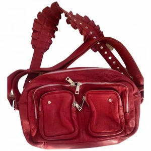 Nunoo Bag  - Röd skinnväska från Nunoo i modellen ”Alimakka”. Två band man kan välja mellan, samt många fack. 