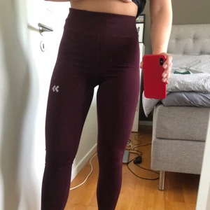 Träningstights - SUPERsköna träningstights i en fin vinröd färg! Storlek S, helt nya så i mycket bra skick🥰