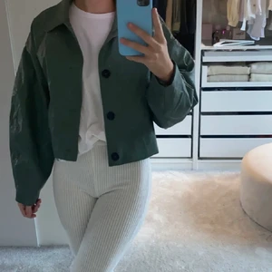 AFJ JACKA - Säljer denna snygga jacka från nakd och afj kollektionen. Jättefin men tyvärr blivit för liten. Fin nu till hösten med grönt. Storlek 36🤩