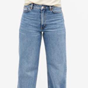 ett par jeans i samma modell som dom svarta jag säljer! säljer för att dom blivit för korta :( frakt tillkommer 