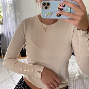Tröja - Säljer denna fina tröja från Zara! Perfekt till hösten🥰 Köparen står för frakt. 