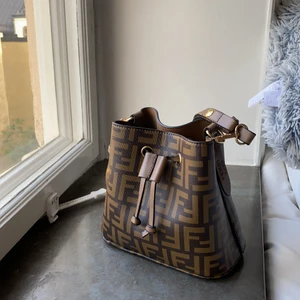 Väska - Så snygg Fendi väska, OBS den är fake! Typ aldrig använd, köptes för cirka 900kr
