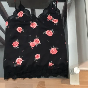 Topp/linne med spets  - Säljer då denna fina topp med rosa roser på💛Den har spets där uppe och nere☺️Och man kan spänna den om den är för liten eller för stor vid Axeln typ💖Materialet är ganska tunt men ändå väldigt skönt material😘Pris:45kr Går även bra att mötas upp i Stockholm!