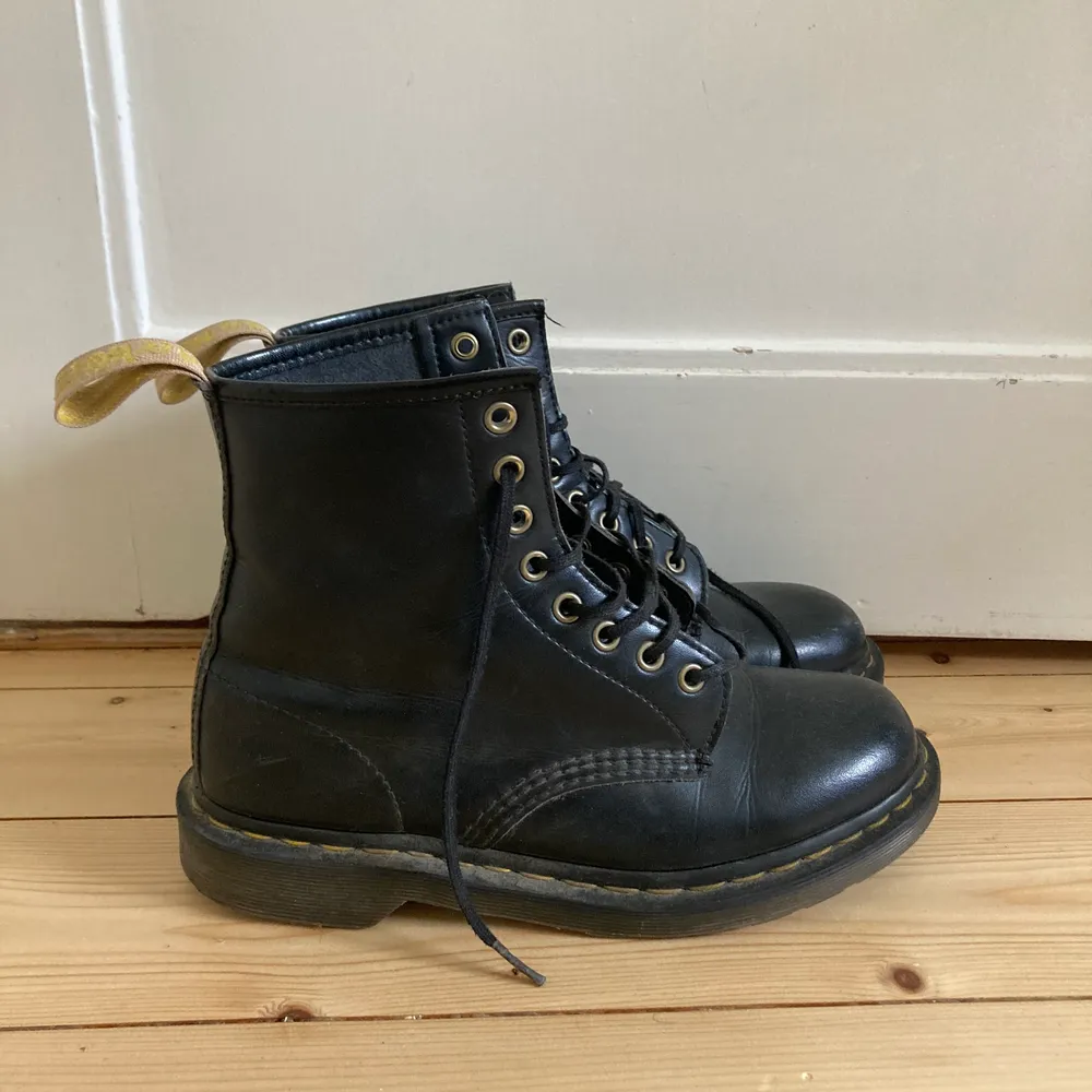 Superfina veganska dr Martens kängor! . Skor.