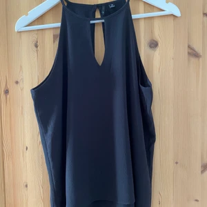 Svart linne från ONLY, strl 38 - Säljer ett fint svart linne från ONLY i strl 38. Skönt och luftigt material. Kan mötas upp runt Västerås eller skickas!