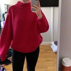 Rosa stickad tröja - As fin och mysig rosa stickad tröja, den sticks EJ. Köparen står för frakten💕