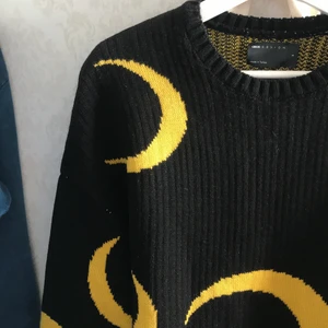 Stickad tröja💿 - Svart, tjock tröja med coolt motiv som tyvärr inte kommer till användning 🖤 Passar större storlekar