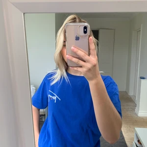 Tommy jeans t-shirt - Blå Tommy jeans t-shirt i storlek XS med tryck på ryggen