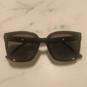 Solglasögon - Solglasögon från Shein, provade men ej använda. Säljes för att de inte passade på mig