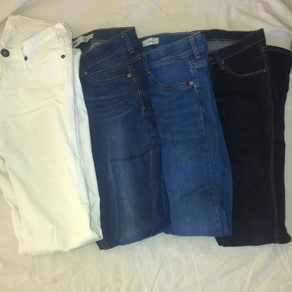4 par jeans i använt skick, fina och hela. Jeans & Byxor.