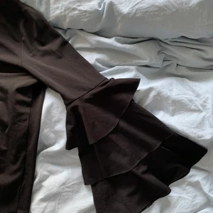 Tröja med volangärm - Tröja från Gina tricot med volangärmar, använd men i väldigt fint skick!! Strl S ❤️