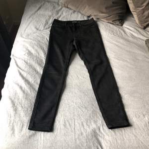 Svarta jeans från VeroModa. Stl S/L32. Endast provade, dock sönder i en av öglorna.