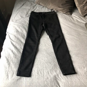 Svarta jeans - Svarta jeans från VeroModa. Stl S/L32. Endast provade, dock sönder i en av öglorna.