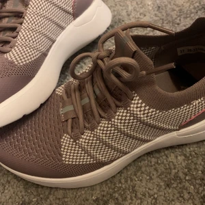 Skor  - Ett par super snygga skor som är helt oanvänd. Har endast testat dom